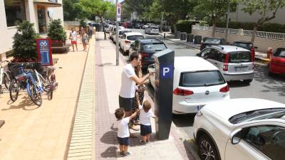 En la calle Colom las confusiones de los usuarios por la zona azul son constantes. FOTO: ALBA MARINÉ