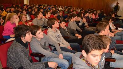 Els alumnes ha parlat amb l'Antàrtida des del saló d'actes del col·legi Sant Pau.