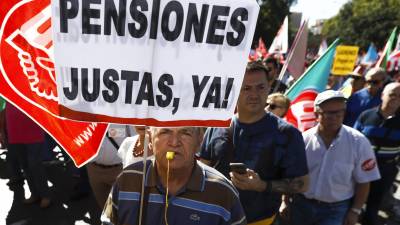 Manifestación organizada por los sindicatos en Madrid, en octubre, para reclamar unas pensiones dignas. FOTO: emilio naranjo/efe