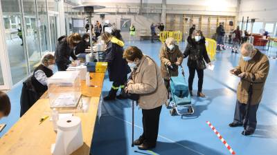 Votaciones durante las elecciones autonómicas del pasado domingo en el Institut Escola Pi del Burgar de Reus. Foto: Alba Mariné
