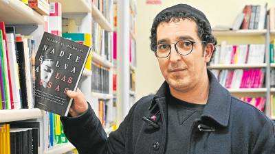 Youssef El Maimouni, en la llibreria Adserà de Tarragona. Foto: Alfredo González