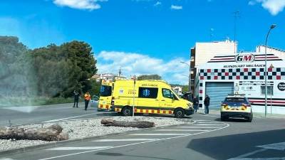 El SEM ha atendido a la persona accidentada. FOTO: CALAFELL RADIO