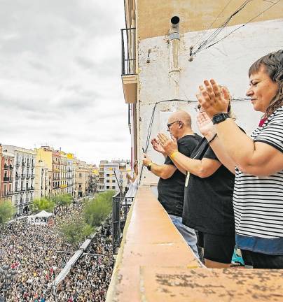 $!Desde una de las terrazas de la plaza vio la diada Josep Maria Viana. FOTO: Àngel Ullate