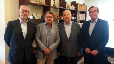 L'alcalde, Pere Virgili, i José Ibort, president de la comissió d’Ocupació, amb Andreu Suriol, president, i Josep Gispert, secretari general de la Cambra de Comerç de Tarragona.