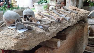 Restos encontrados en el sarcófago de Arnau de Torroja (Verona, Italia).