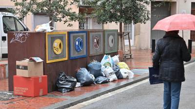 Bolsas de basura acumuladas en los alrededores de unos buzones de recogida neumática en el barrio del Carme, ayer. FOTO: Alfredo González