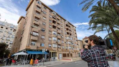 Vista del edificio de la calle Huerto Manu de Murcia, desde donde esta mañana una mujer de 37 años se ha tirado desde un sexto piso. FOTO: EFE