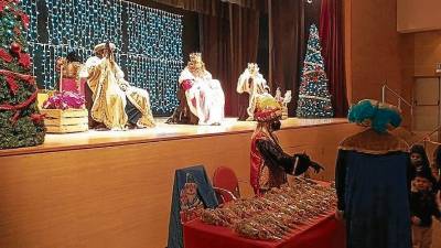 Los Reyes Magos estarán en el escenario y los pequeños los verán desde la platea, en Creixell. FOTO: AJ. CREIXELL