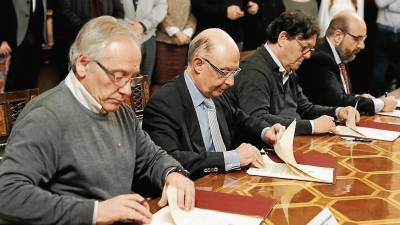 El ministro de Hacienda, Cristóbal Montoro, firma el acuerdo para la mejora del empleo público con los representantes de los sindicatos. FOTO: alvarado/efe