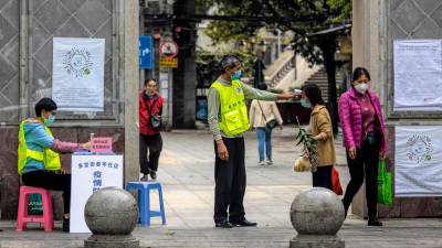 Los controles de temperatura a que se someten los chinos en la calle son muy férreos. FOTO: EFE/EPA/ALEX PLAVEVSKI