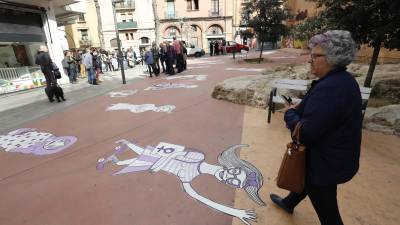 Inauguración del mural en el suelo de la Plaça de la Dona Treballadora realizado por la ilustradora Berta Artigal. FOTO: PERE FERRÉ