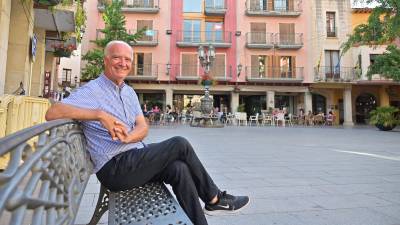 Josep M. Panicello assegut en un dels bancs de la plaça de la Vila, al centre del barri antic. FOTO: ALFREDO GONZÁLEZ