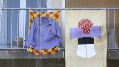 Molts balcons de la ciutat han lluit el domàs de la colla, la camisa o la samarreta lila de la Colla Jove Xiquets de Tarragona FOTO: PERE FERRÉ