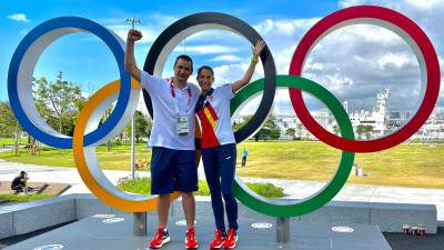 Marta Galimany con su pareja y entrenador Jordi Toda en los aros olímpicos de la villa olímpica de Tokio