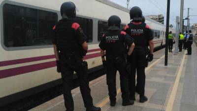 Los agentes de los Mossos en el andén, al lado del Talgo en la estación de Tarragona. Foto: DT
