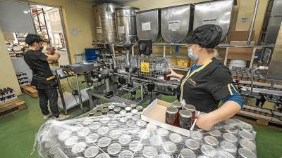 Proceso de envasado de miel en las instalaciones de Mel Muria en El Perelló. Fotos: Joan Revillas