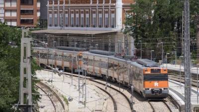 Un tren de Rodalies a l'estació de Tortosa. FOTO: JOAN REVILLAS/DT