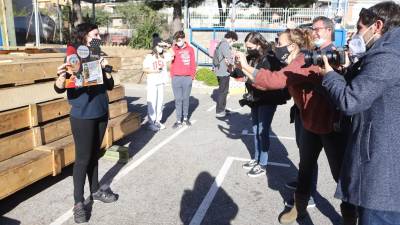 Una de las trabajadores de Indústries Teixidó mostrando el décimo del Gordo. Foto: A. Mariné