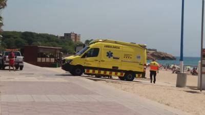 La ambulancia esta mañana en la playa de la Arrabassada atendiendo a la víctima. Foto: Àngel Juanpere