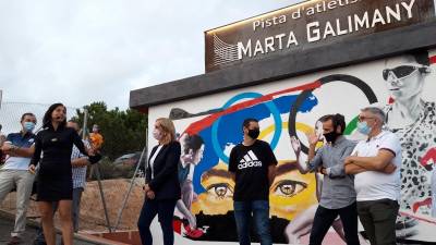 L’atleta olímpica vallenca, Marta Galimany, a l’esquerra, durant el parlament que va fer ahir al vespre en l’acte de bateig de la pista d’atletisme del Fornàs, que porta el seu nom. FOTO: DT