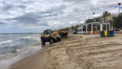 Las máquinas desmontan el fuerte escalón que quedó en la playa.