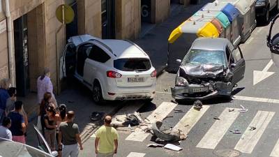 Momento del accidente de ayer en la calle Apodaca.