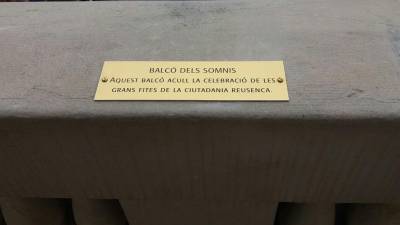 La placa que deja bautizado el balcón del Ayuntamiento de Reus. Cedida