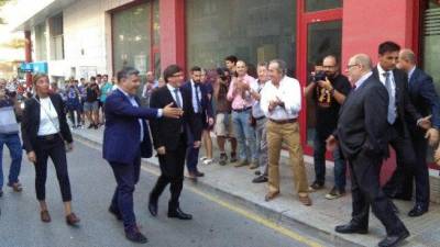 El president Carles Puigdemont arribant el Setmanari 'El Vallenc' a Valls