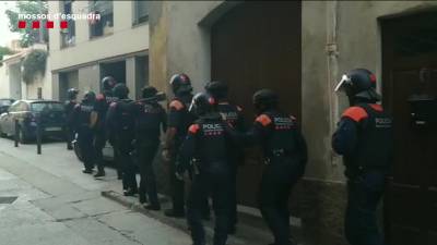 Els Mossos d’Esquadra en el moment d’entrar a la casa d’un dels implicats. FOTO: DT