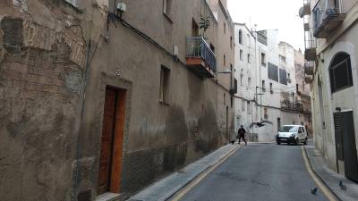 Bona part de les cases del carrer Sant Francesc conserven al seu interior restes medievals de la muralla. FOTO: ÀNGEL JUANPERE