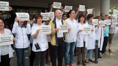 Els professionals del CAP d’Amposta van sortir el 25 de maig amb cartells per demanar atendre les 24 hores. FOTO: Joan Revillas