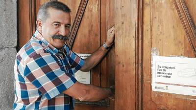L’alcalde de la Riera, Jaume Casas, 40 anys amb la clau de la Casa de la Vila. FOTO: JOAN BORONAT