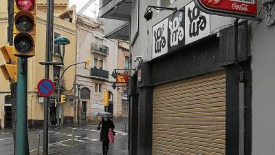La discoteca Totem de Tarragona, con la persiana bajada. FOTO: Fabián Acidres
