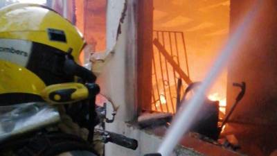 Un bomber durant l'extinció de l'incendi de dimecres. Foto: Bombers de la Generalitat