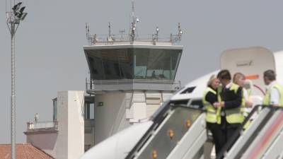 Imagen de archivo de la torre de control (al fondo) del Aeropuerto de Reus.