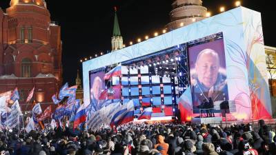 Miles de personas salieron a la calle para participar en un acto, cerca del Kremlin, en el que se ovacionó al presidente Vladimir Putin.. FOTO: efe