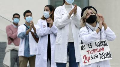 Imagen de varios médicos residentes protestando por sus condiciones. EFE