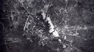 imagen aerea de uno de los bombardeos que sufrio reus en el año 1937 durante la guerra civil.