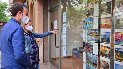Una pareja mira ofertas en una agencia de viajes de Tarragona el pasado octubre. firma: alfredo gonzález