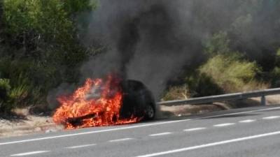 Imagen de archivo de un coche en llamas en las carreteras de Tarragona.