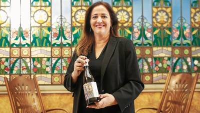 Merche Dalmau, propietaria de Clos Galena, junto a sus vinos Secrets de la Casa Navàs, obra de Domènech i Montaner. FOTO: ALBA MARINÉ