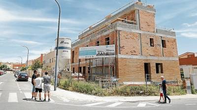 Imagen de la construcción de una promoción de viviendas nuevas en la calle Tivissa, una de las más caras de Reus. FOTO: alba mariné