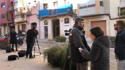 Varios medios de comunicación se agolpan a las puertas del consistorio a la espera de la salida de los agentes. Alfredo González
