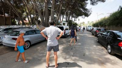 Muchos bañistas aparcan en la zona de los Blocs Mediterrani. Foto: Pere Ferré