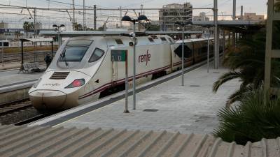 Los convoyes Euromed entre Barcelona y València se paran en la estación de Tarragona. FOTO: pere ferré