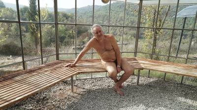 Emili Vives a la sauna envoltada de natura, al poble naturista del Fonoll. FOTO: alba tudó