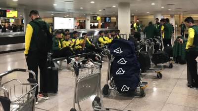 Los jugadores del Las Palmas al llegar al aeropuerto de Barcelona. UD RADIO