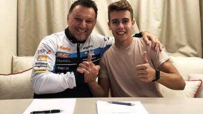 Fausto Gresini y Jeremy Alcoba, cuando firmaron el contrato de su fichaje a finales de 2019. FOTO: Gresini Racing