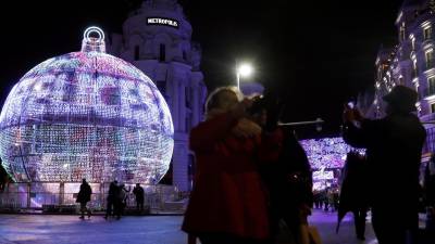 Madrid y Vigo compiten en espectacularidad de las luces de Navidad. EFE