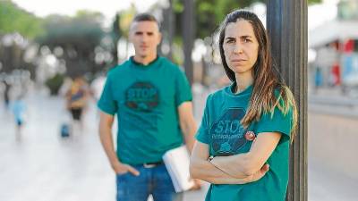 Patricia Marquino, afectada por el IRPH, junto a Mario López, miembro de la PAH en Tarragona. FOTO: Alba Mariné